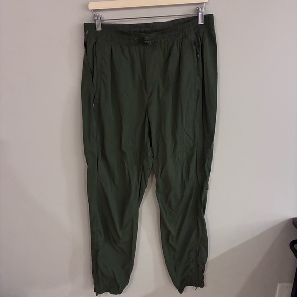 Lululemon Evergreen Jogger in Medium Olive - Picture 4 of 5